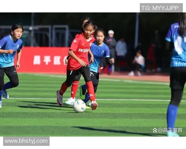 她在绿茵场上的精彩瞬间与奋斗故事，展现女性力量与足球魅力的完美结合