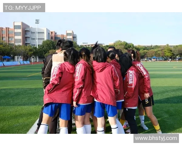 足球红绳牵引梦想与激情连接每一颗热爱足球的心灵与未来 足球红绳牵引梦想与激情连接每一颗热爱足球的心灵与未来